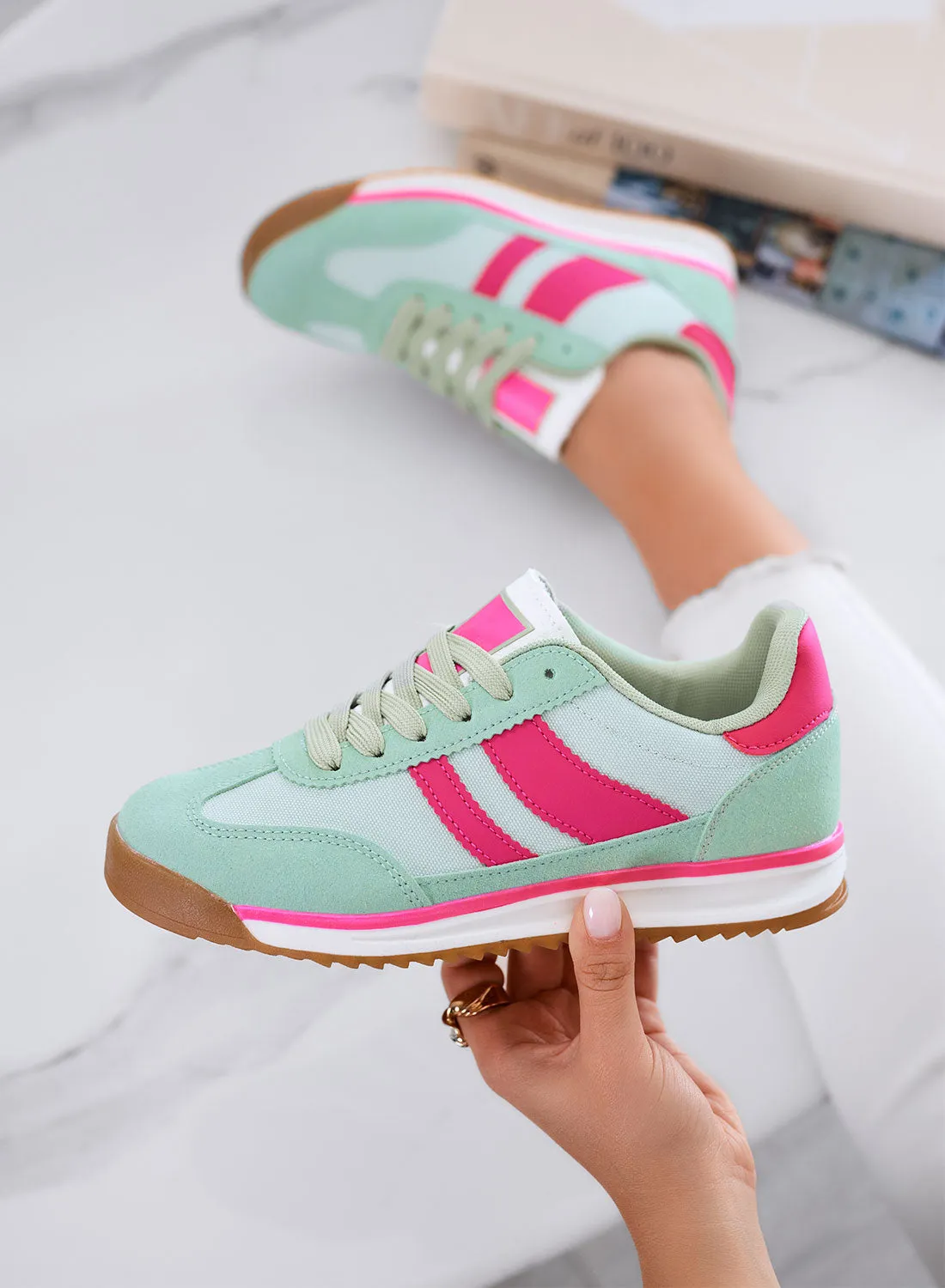 JUNO - Sneakers verdi in tessuto con dettagli fuxia e suola in gomma